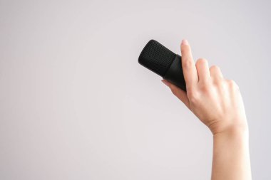 Club Drop-in-in ses kavramı sesle etkinleştirilmiş bir sosyal medya uygulamasıdır. Akıllı telefon ve mikrofon kadınların elinde hafif bir arkaplanda