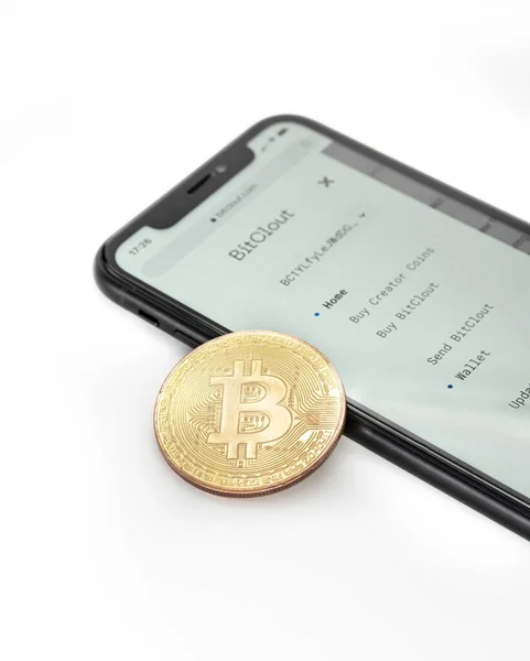 Concepto Para Bitclout Una Criptomoneda Redes Sociales Smartphone Moneda Bitcoin Imágenes de stock libres de derechos