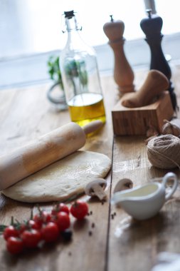 Yakın çekim için pizza tablo üzerinde farklı malzemelerin.
