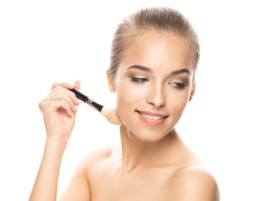 Makyajlı güzel bir genç kadının portresi.