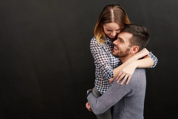 Young man embracing his girlfriend — Stock Photo, Image