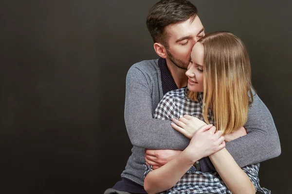 Beautiful couple kissing — Stock Photo, Image