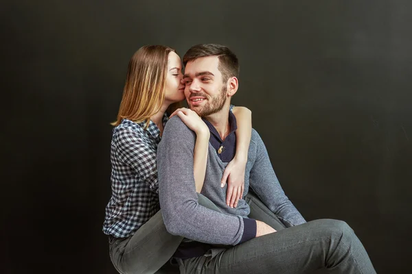 Foto de belo casal contra de fundo preto — Fotografia de Stock