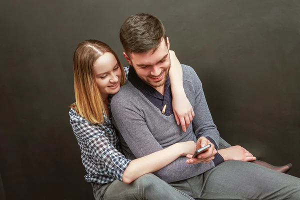 Genç çift bir smartphone kullanarak — Stok fotoğraf