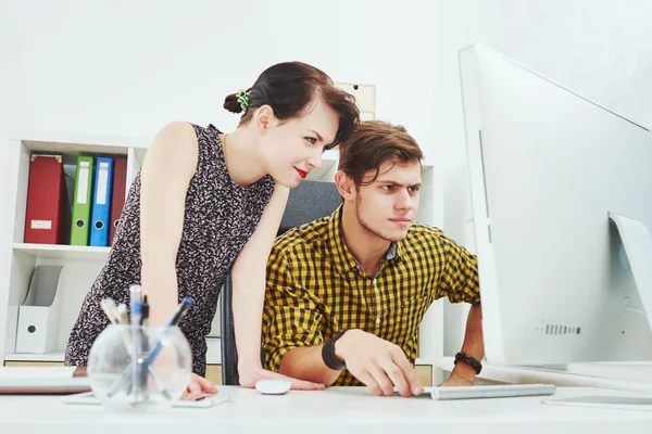 Tipo a trabalhar num computador e o gerl ao lado dele — Fotografia de Stock