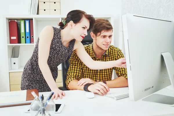 Tipo a trabalhar num computador e o gerl ao lado dele — Fotografia de Stock