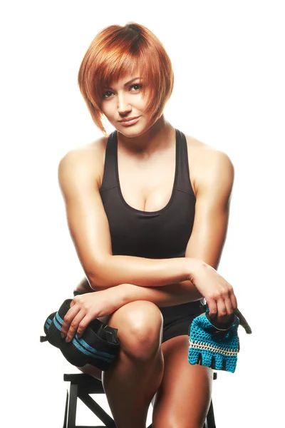 Porträt einer rothaarigen Frau, die sitzt und Gurte und Workout hält — Stockfoto