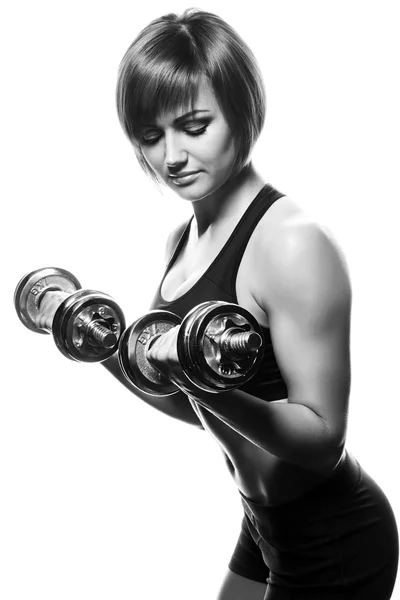 Genç kadın atlet dumbbell bukleler yapıyor