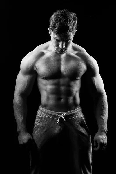 Sexy svalové fitness muž. Černobílý obraz. — Stock fotografie