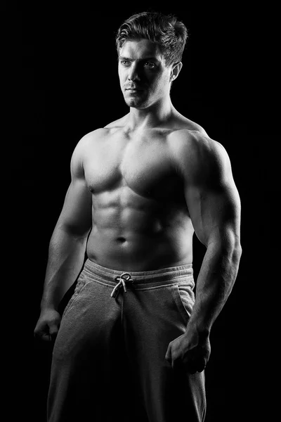 Homme de fitness musclé sexy. Image en noir et blanc . — Photo