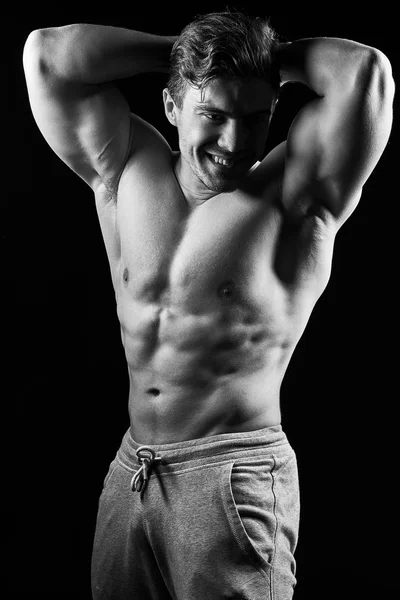 Sexy muscle fitness man. Svartvit bild. — Stockfoto