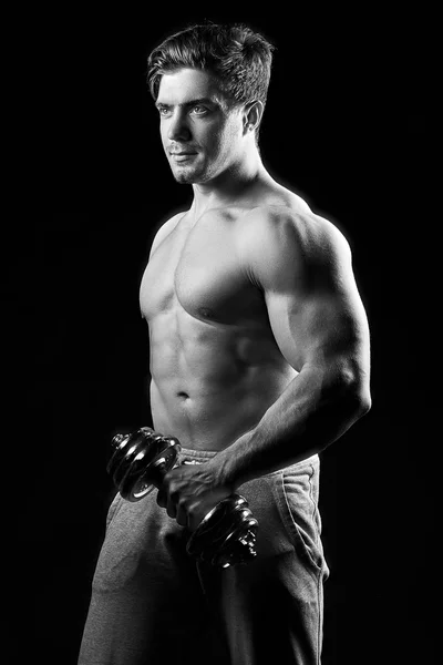 Sexy spier fitness man. Zwart-wit beeld. — Stockfoto