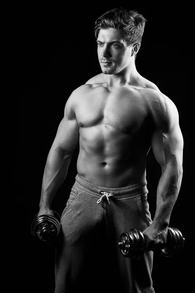 Sexy muscle fitness man. Svartvit bild. — Stockfoto