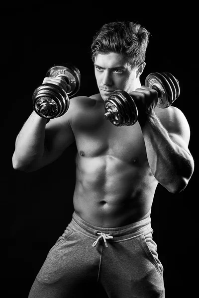 Szexi izmos fitness ember. Fekete-fehér kép. — Stock Fotó