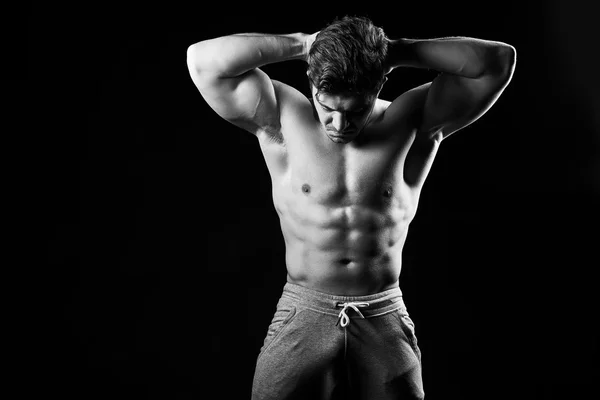 Seksi kas fitness adam. Siyah beyaz resim. 