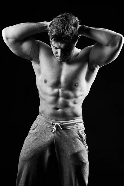 セクシーな筋肉フィットネス男。黒と白のイメージ. — ストック写真