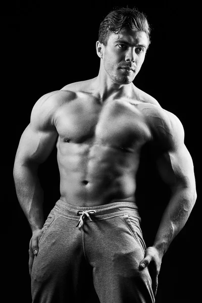 Sexy muscle fitness man. Svartvit bild. — Stockfoto
