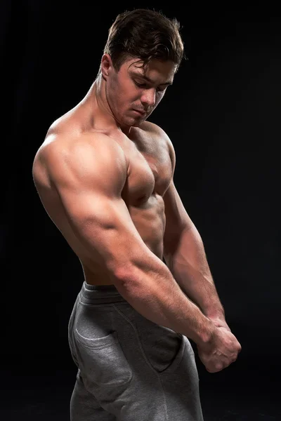 Sexy muscolare fitness uomo — Foto Stock