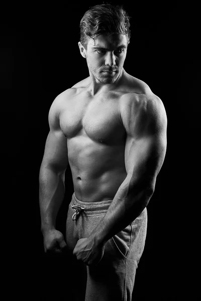 Seksi kas fitness adam. Siyah beyaz resim. 