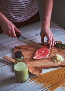 Adamın ellerinin yakın çekim gemide bıçak ile balık kesti.