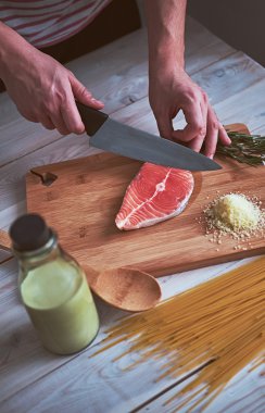 Adamın ellerinin yakın çekim gemide bıçak ile balık kesti.