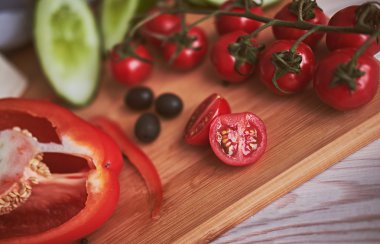 Salata için malzemeler. Biber, çeri domates, zeytin, salatalık, peynir ve tereyağı tahta masada. Rustik Stil.