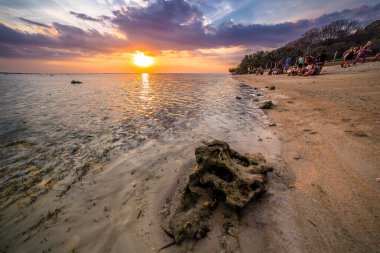 Gili Trawangan tropik ada mercan plajı manzaralı gün batımı, Gili T Bali, Endonezya