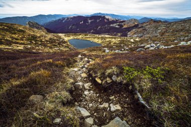 İtalya dağlarının manzarası ve bulutlu gökyüzüne karşı Bicchiere Gölü, Appennino Tosco Emiliano Ulusal Parkı, Lagdei, Parma, İtalya