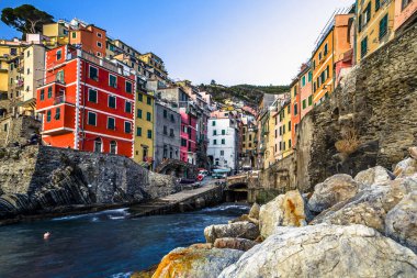 Günbatımında Cinque Terre Ulusal Parkı 'nda renkli evi olan Riomaggiore köyünün manzarası, Liguria, La Spezia, İtalya