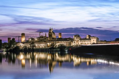 Mantova gökdeleninin eşsiz manzarası ve Mincio Gölü mavi saatte yansıması, Lombardia, İtalya