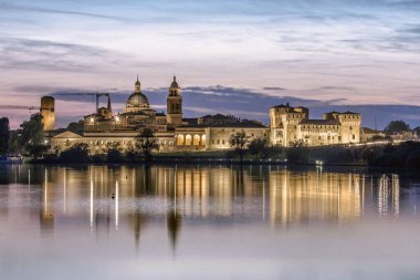 Mantova ufuk çizgisinin eşsiz manzarası ve gün batımında Mincio Gölü yansıması, Lombardia, İtalya