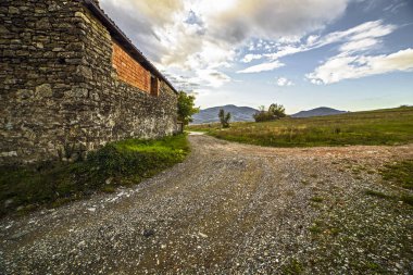 İtalya kırsalındaki terk edilmiş kır evinin manzarası bulutlu gökyüzü, Piacenza, Emilia, Romagna İtalya