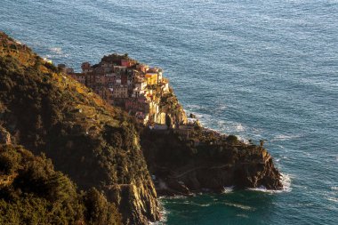 Manarola 'nın Volastra' dan havadan görünüşü, İtalya 'nın Akdeniz kıyısındaki bir köyü Cinque Terre Ulusal Parkı, La Spezia, Liguria, İtalya' da altın gün batımında kayalıklara karşı.