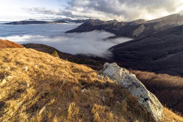 Panoramatický Pohled Hory Skály Proti Nádherné Tvorbě Mraků Park Appennino — Stock fotografie