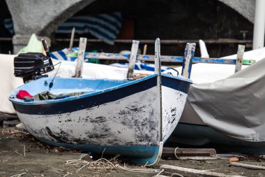 Akdeniz kıyısındaki eski küçük bir tekne manzarası, Levanto, La Spezia, İtalya