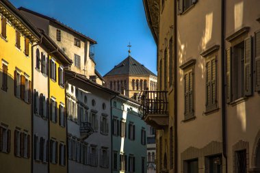 Tipik bir İtalyan köyünün gökyüzü manzarası güneşli bir günde aydınlık ve gölgeli kule Trento, Trentino Alto Adige, İtalya