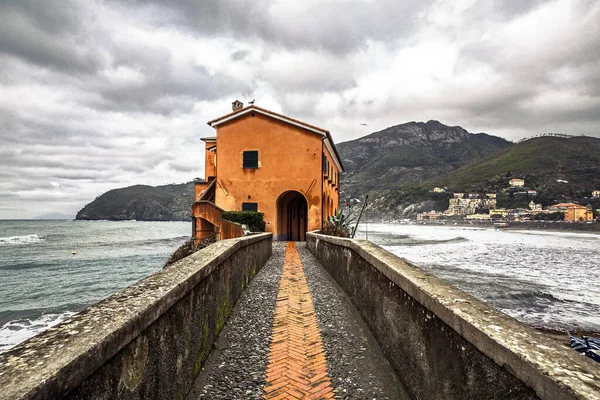 Vista Simétrica Puente Ladrillo Italiano Muelle Con Una Casa Naranja — Foto de Stock