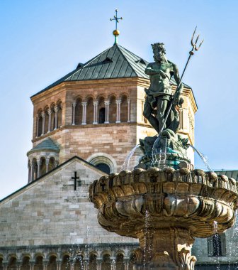 Trento Piazza del Duomo 'daki Nettuno çeşme heykelinin güneşli bir günde San Vigilio Katedrali' ne karşı eşsiz manzarası, Trentino Alto Adige, İtalya. Seçici Odaklanma