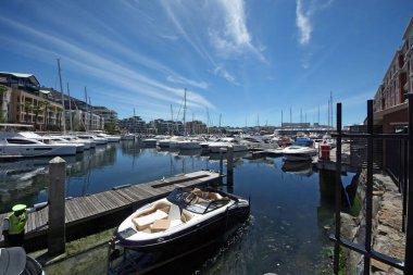 Victoria ve Alfred Waterfront 'un lüks yat ve teknesi, Cape Town, Güney Afrika manzaralı manzarası.