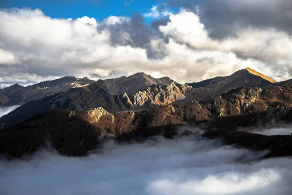 Vue Unique Sur Les Montagnes Entourées Nuages Immenses Lors Coucher — Photo