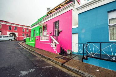 CAPE TOWN, Güney Afrika - 28 Aralık 2017: Yağmurlu ve bulutlu bir günde Bo Kaap 'ta renkli evleri olan ünlü bölge, Cape Town, Güney Afrika