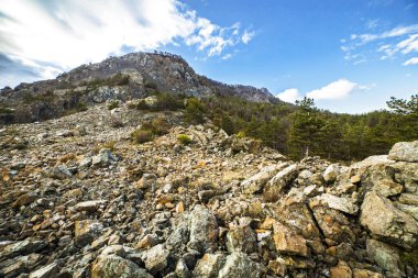Bobbio, Piacenza, Emilia Romagna yakınlarındaki kırsal tepelerde Pietra Parcellara ve Perduca kaya oluşumunun manzarası. İtalya