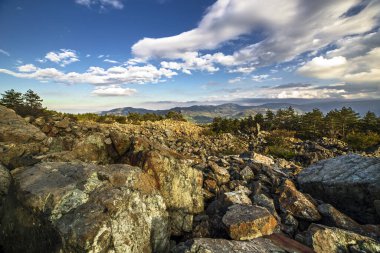 Pietra Parcellara ve Perduca 'nın panoramik manzarası Bobbio, Piacenza, Emilia Romagna yakınlarındaki kırsal tepeler üzerinde. İtalya