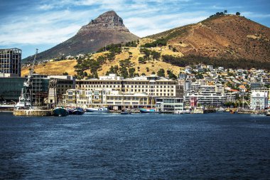Masa dağının turistik feribot manzarası, aslanlar Cape Town, Güney Afrika 'nın rıhtımına akın ediyor.