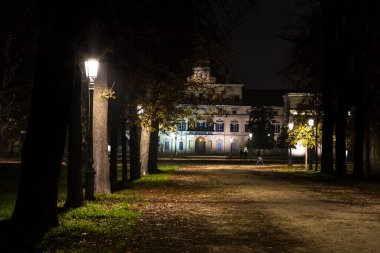 Aydınlatılmış park manzarası Ducale, Parma, Emilia Romagna, İtalya