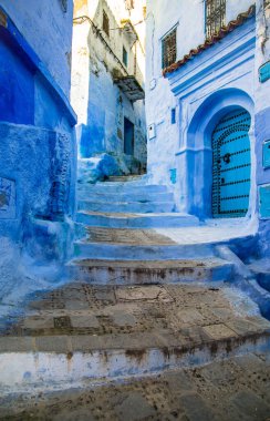 Fas 'ın mavi şehrinin ünlü merdivenleri.