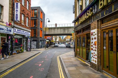 Londra, İngiltere - 30 Aralık 2018: Brick Lane bölgesindeki tipik Londra sokağı manzarası