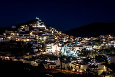 Yunan Kiklad Adası 'nda gece aydınlatılmış koro, Yunanistan