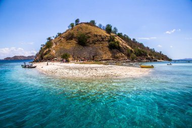 Pasifik Okyanusu 'ndaki küçük tropikal ada Endonezya' daki Komodo Ulusal Parkı 'nın turkuaz suyu
