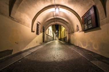 İtalya, Parma, Emilia Romagna, İtalya 'da kapalı tutulma sırasında ikonik fener ve galeri ile boş eski cadde manzarası